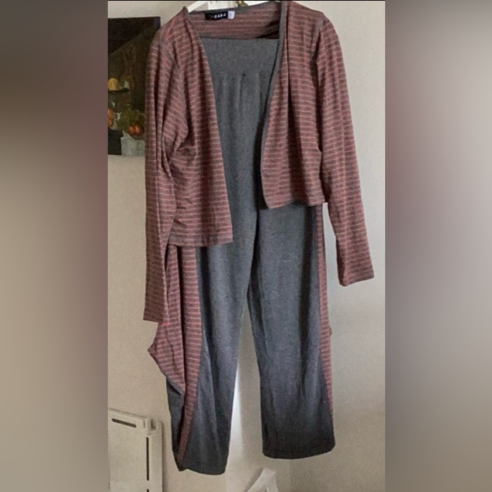 Hagara Gray and Red  Elegant and Versatile set  Sz 1 pants top size 2 US M-L